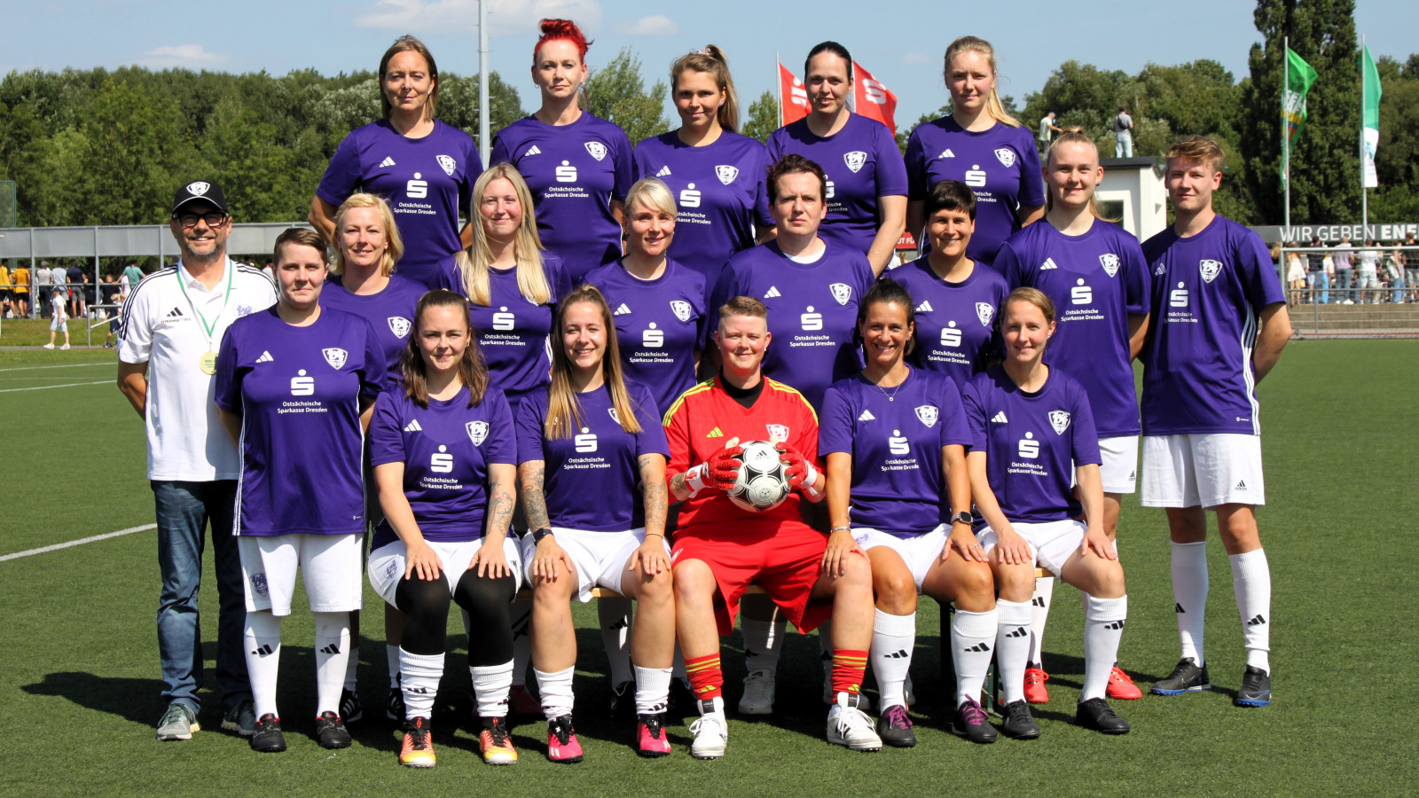 Verstehen sich nicht nur auf dem Rasen prima miteinander: Die Frauen-Mannschaft 2025/2026 des VfL Pirna-Copitz. Foto: VfL