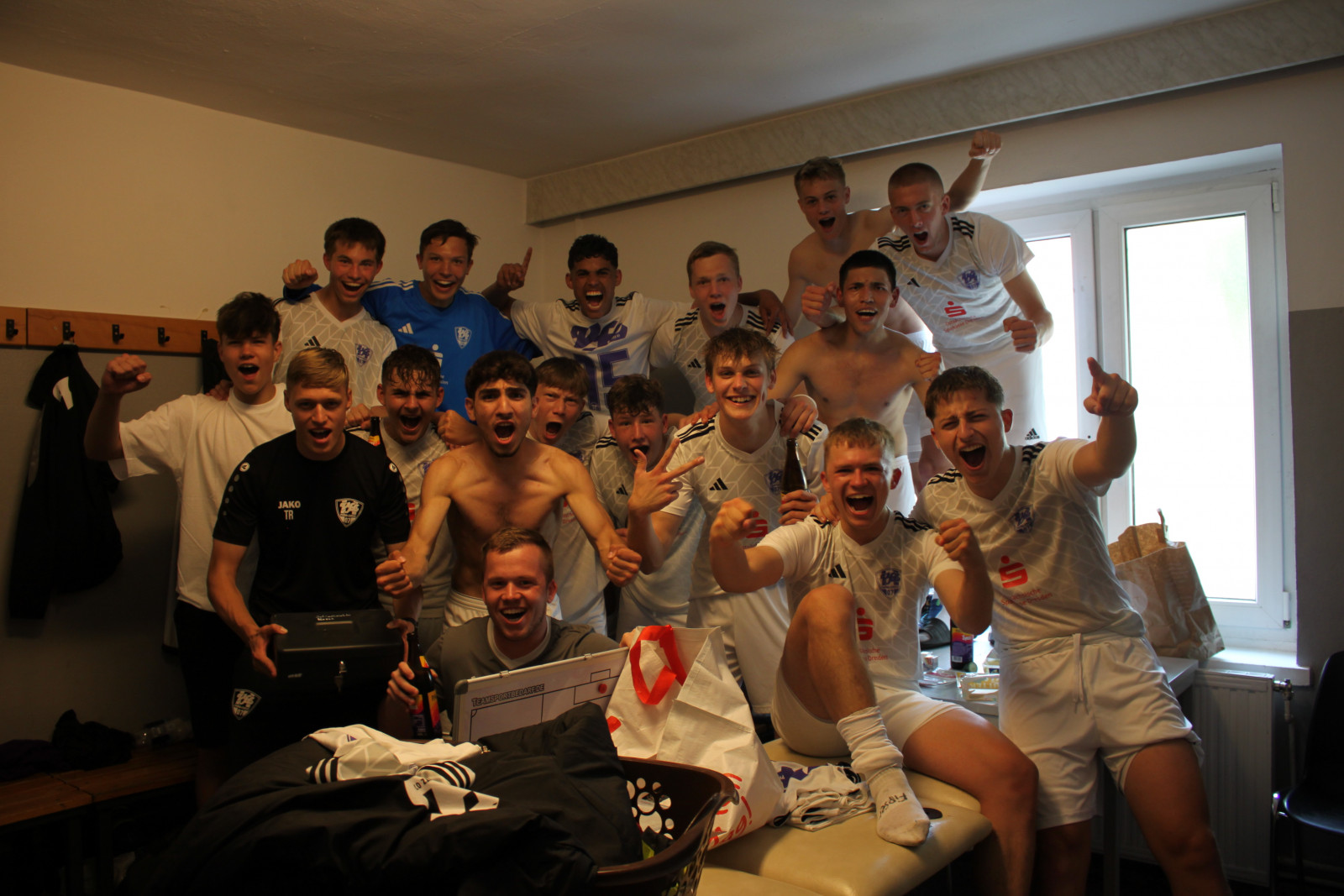 Derbysieger! Die U19 des VfL Pirna feiert den 4:1-Erfolg gegen den SC Freital. Foto: VfL/Maximilian Arlt