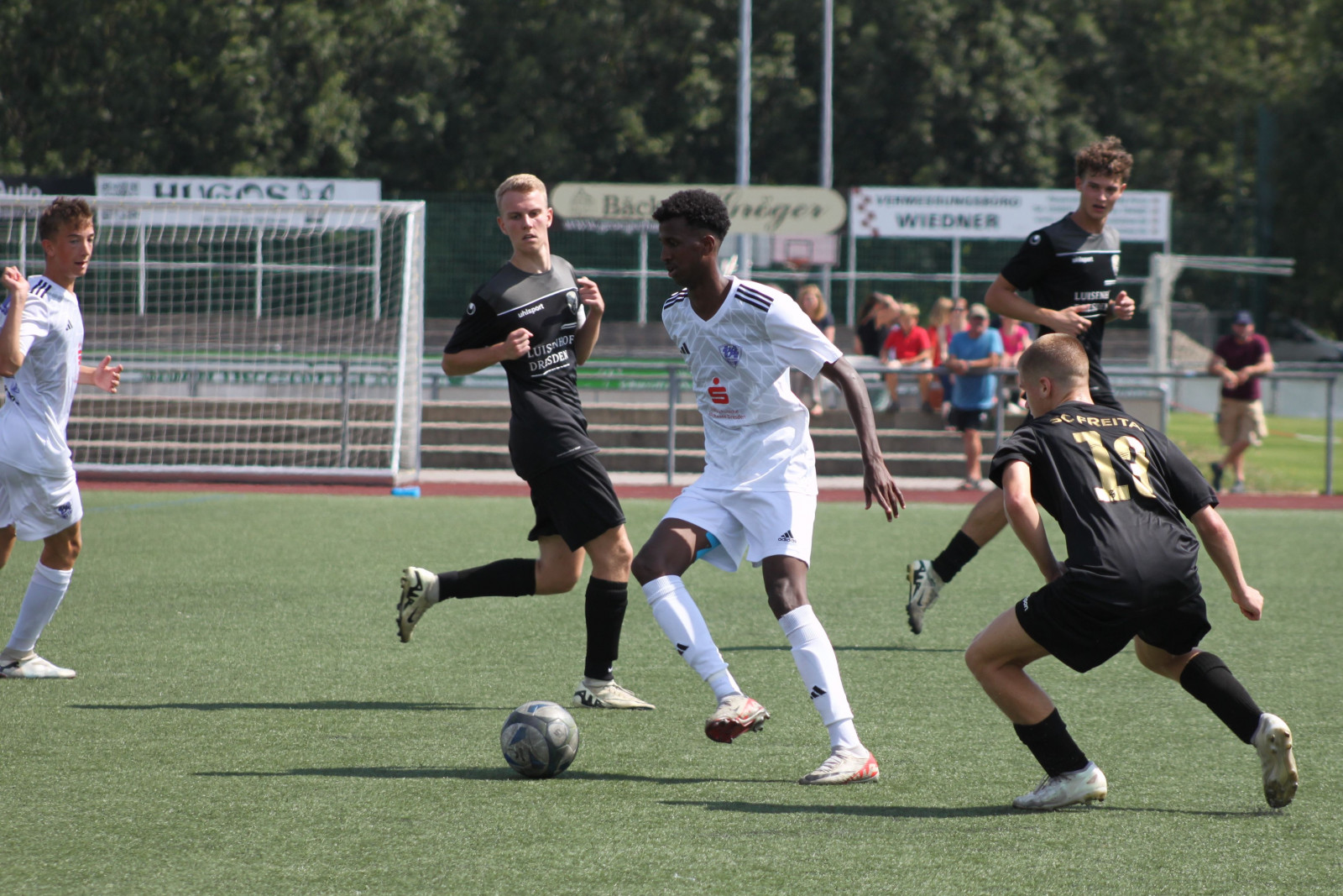 Den Ball abschirmen, die Lücke finden! Die VfL-Talente spielen mit starker Technik. Foto: VfL/Maximilian Arlt