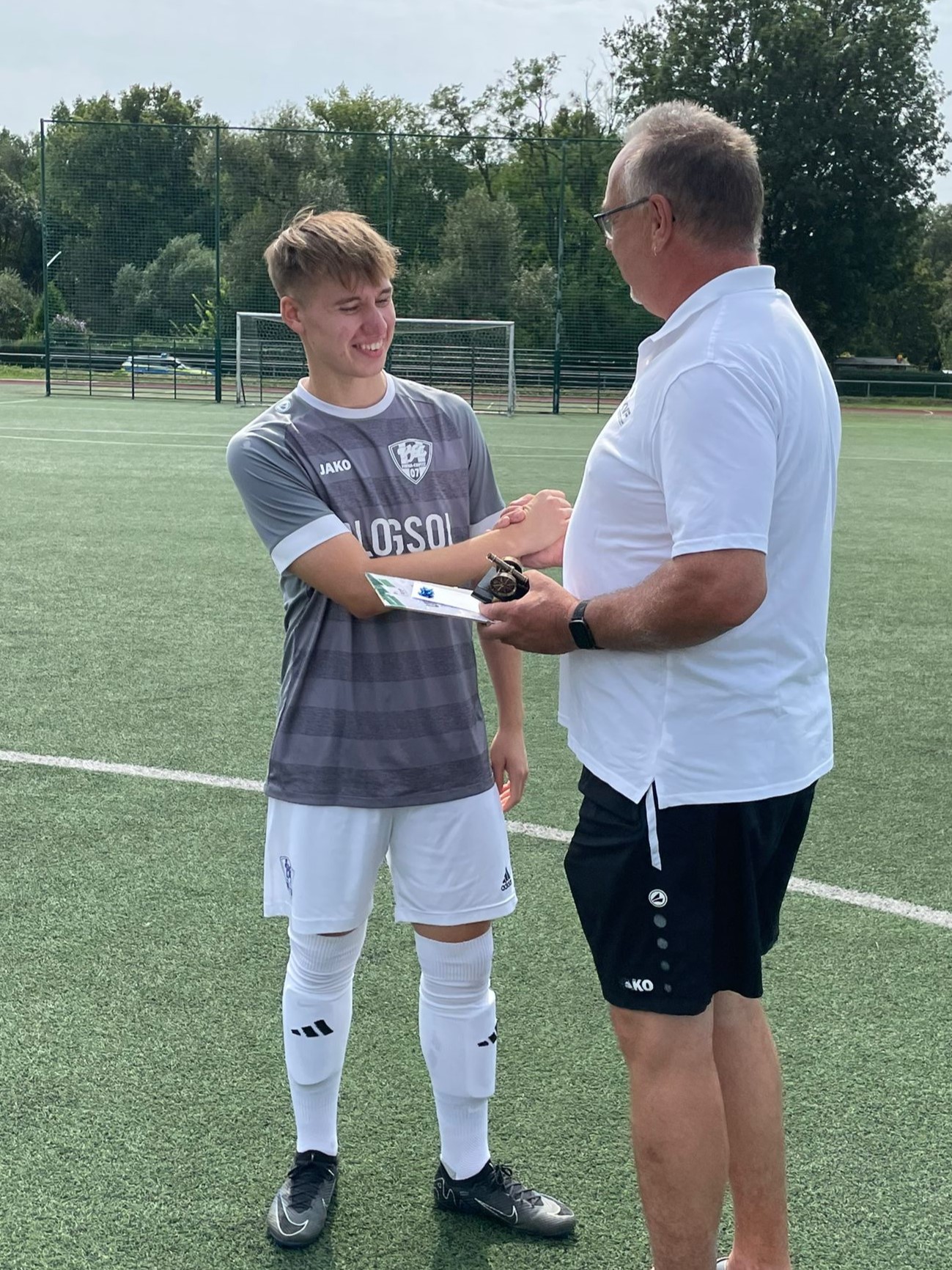 Der Kreisverband Fußball Sächsische Schweiz-Osterzgebirge zeichnete VfL-Stürmer Tim Ehlemann mit der Kreisliga-Torjägerkanone 2023/2024 aus. Foto: Robert Körner