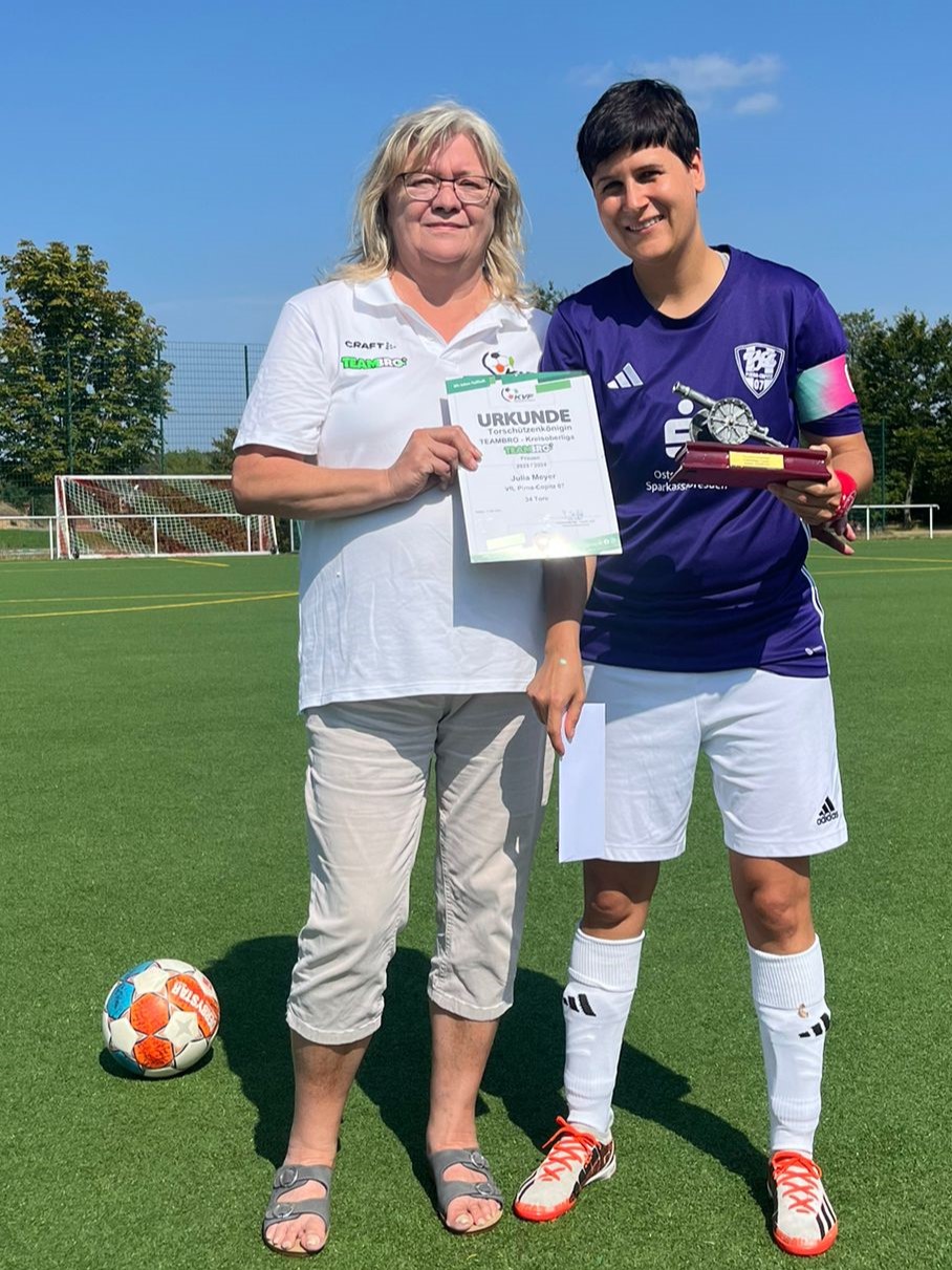 Der Kreisverband Fußball Sächsische Schweiz-Osterzgebirge zeichnete VfL-Stürmerin Julia Meyer mit der Kreisoberliga-Torjägerkanone 2023/2024 aus. Foto: Marie Herrmann