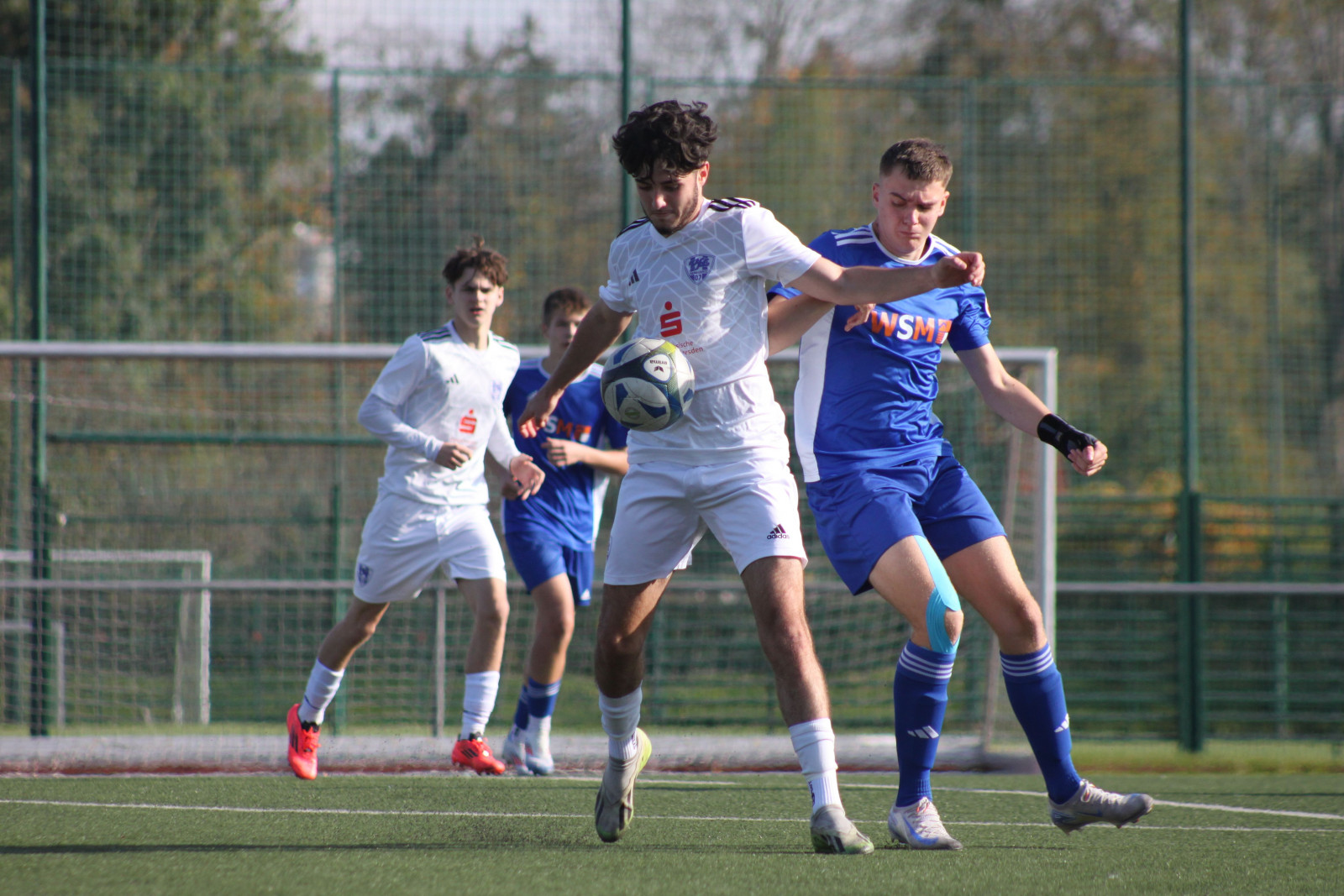 Sichere Ballbehandlung, das Spielgerät vor dem Gegner abschirmen - das gehört zum Repertoire der VfL-Talente. Foto: Kassandra Große