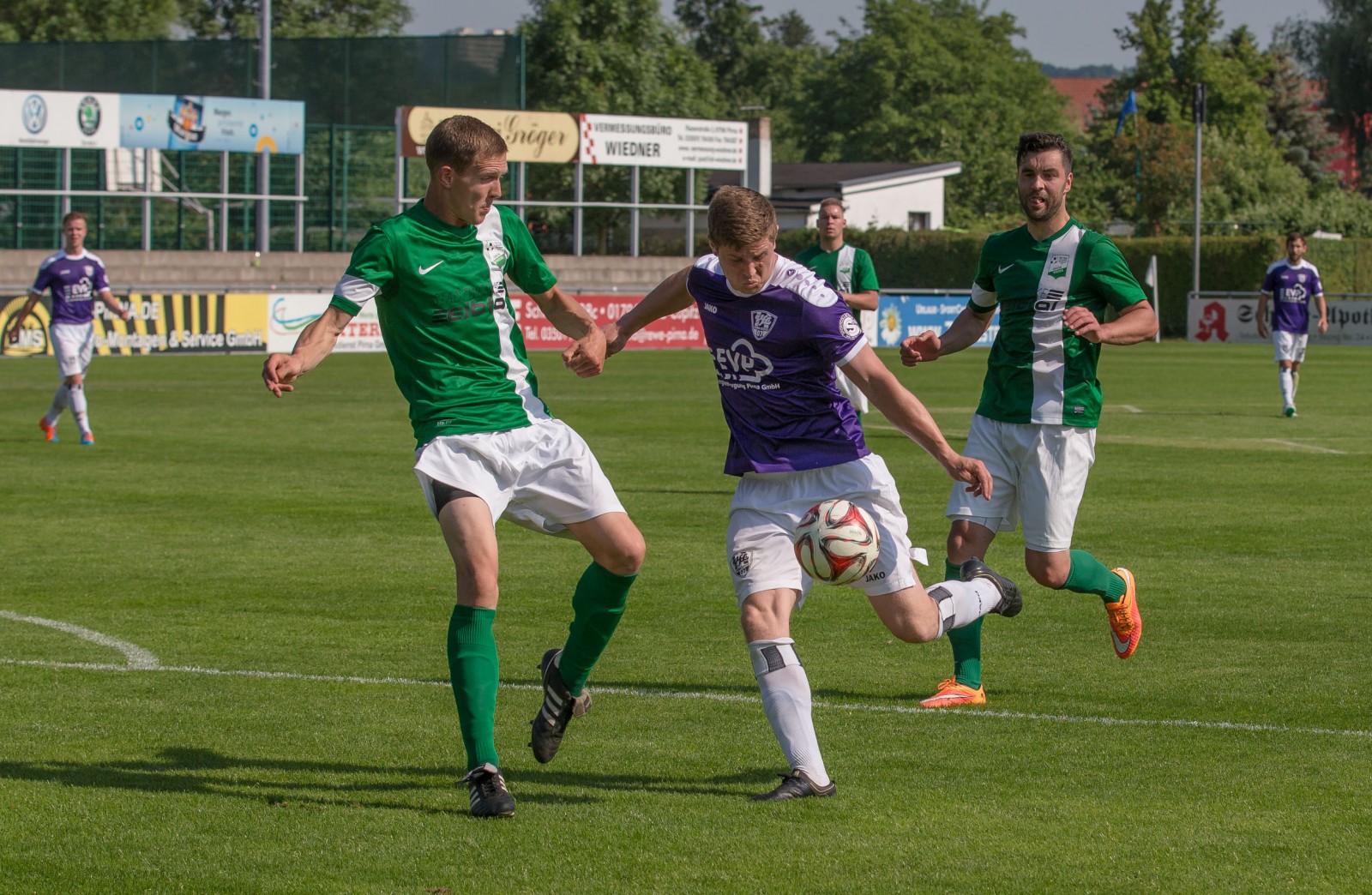 Kraftvoll pumpt sich VfL-Stürmer Marcel Kleber in den Strafraum und schießt. Foto: Marko Förster