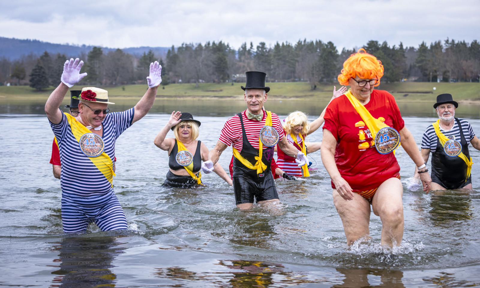 Die Pirnaer "Eisbrecher" feierten am 1. Februar 2025 ihr 45-jähriges Jubiläum mit einem Eisfasching am und vor allem im Natursee Pirna-Copitz. Foto: Marko Förster