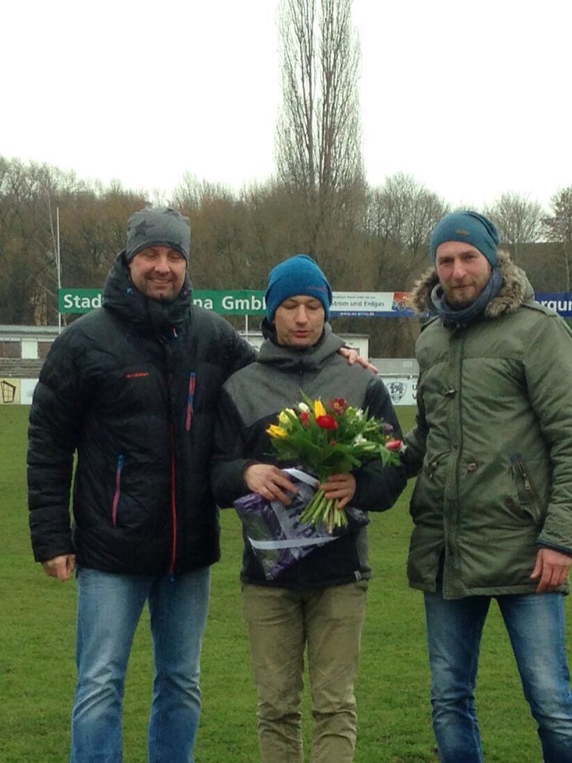 Stefan Bohne (li.) und Oliver Herber (re.) verabschieden VfL-Spieler Mario Scholze, der seine Karriere in der Winterpause beendet hat. Foto: VfL