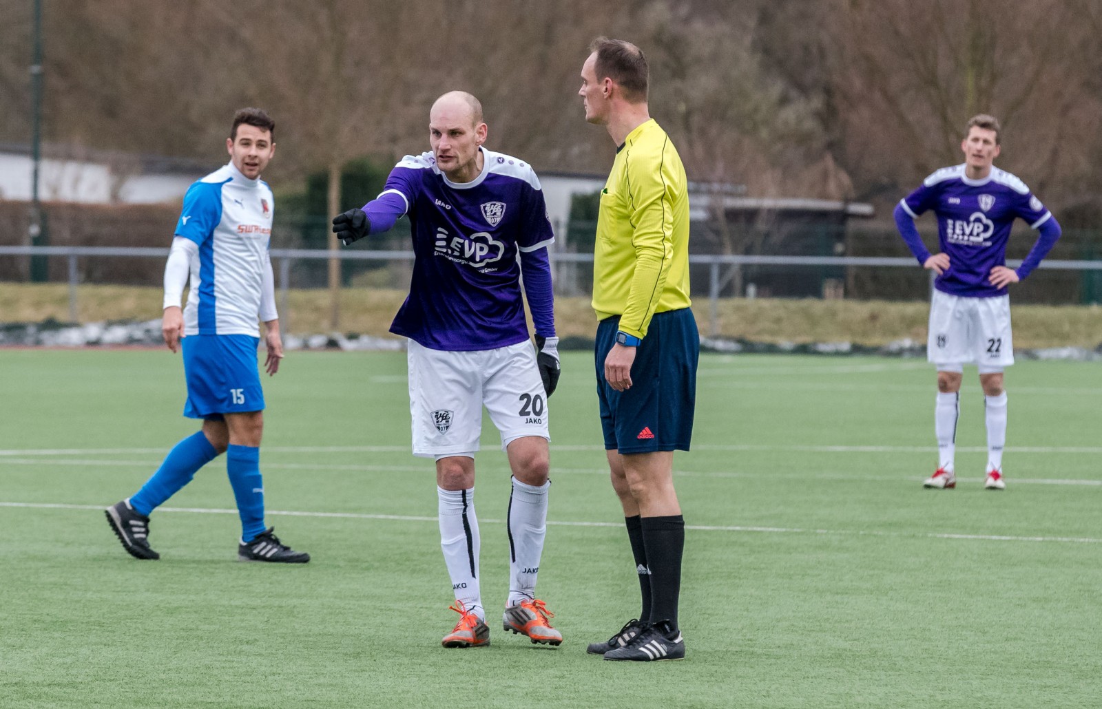 Fragt nochmal nach: Jan Benes vom VfL Pirna im Gespräch mit dem Schiedsrichter. Foto: Marko Förster