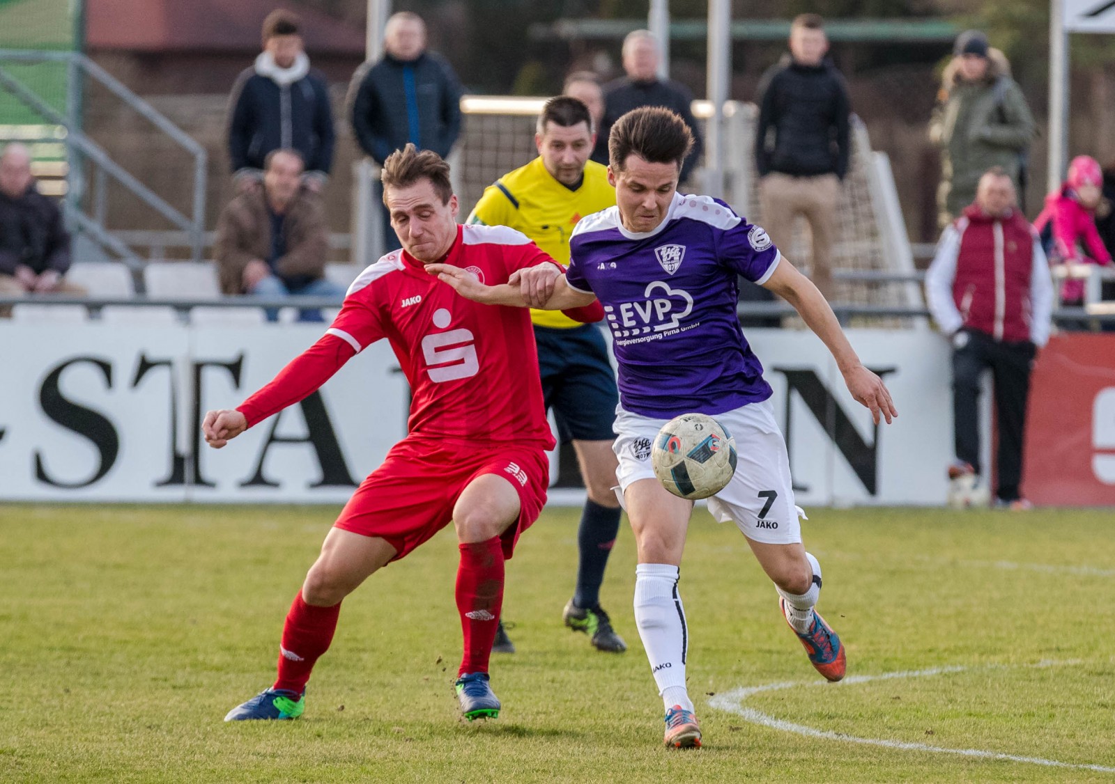 Volles Risiko: VfL-Spieler Erik Weskott geht mit vollem Elan zum Ball. Foto: Marko Förster