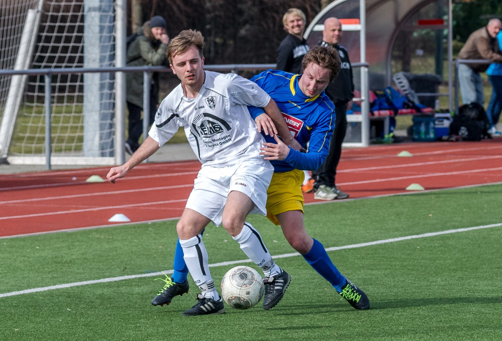 Schirmt den Ball gekonnt ab: VfL-Offensivspieler Bruno Nemitz. Foto: Marko Förster