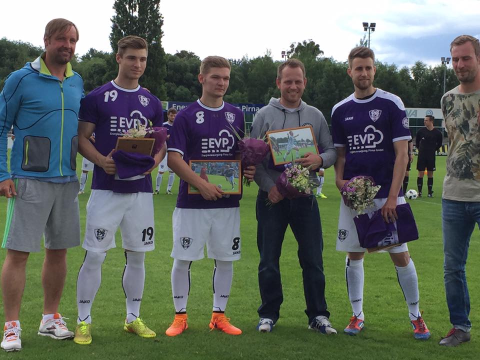 Die VfL-Spieler (v.l.n.r.) Felix Helm, Kevin Schur, Berko Berthold und Hendrik GeiÃŸler werden verabschiedet. Foto: Marko FÃ¶rster