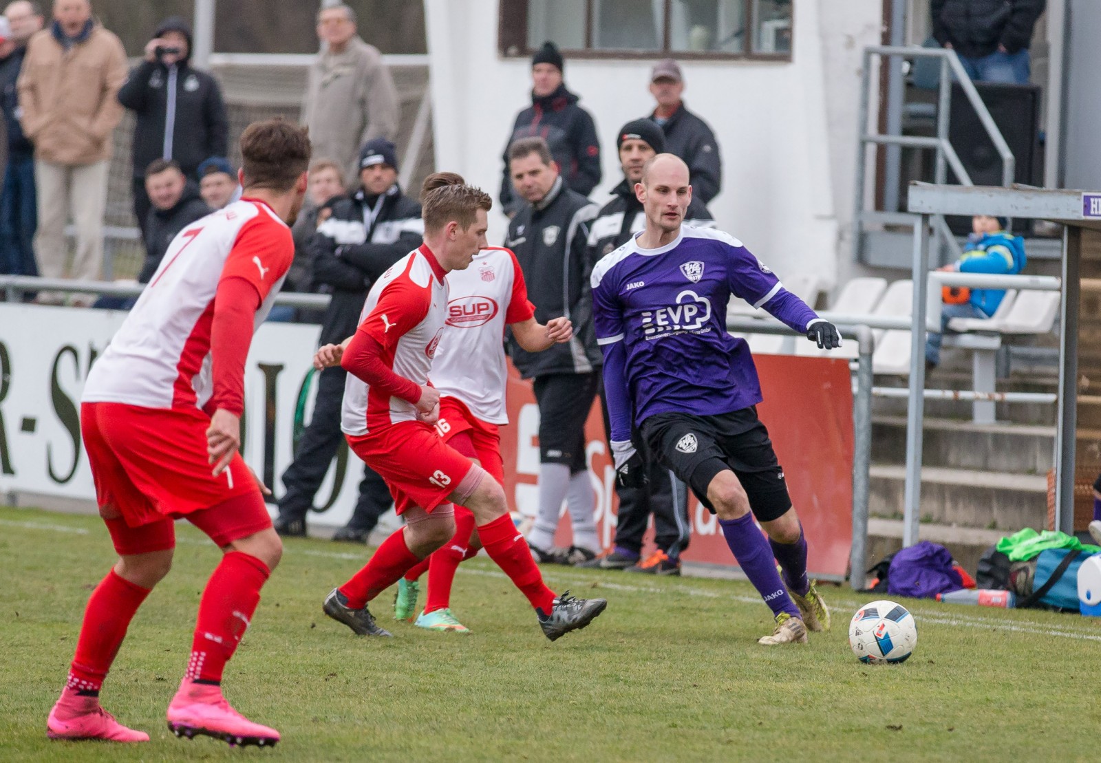 Hat auch unter Druck alles unter Kontrolle: VfL-Defensivstratege Jan Benes. Foto: Marko Förster