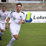 Im Gleichschritt mit dem VfL Pirna nach vorne! Die beiden VfL-Offensivspieler Jakob Funken (li.) und Lucas Meister (re.). Foto: Marie Grasse