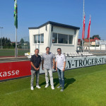 Im Namen des VfL danken VfL-Vorstandsmitglied Dietmar Wagner (li.) und VfL-Geschäftsführer Rico Martin (re.) besonders Matthias Staude (Mi.), der als Vorstand der Wohnungsgenossenschaft Sächsische Schweiz die Sanierung des VfL-Sprecherturms ermöglicht hat