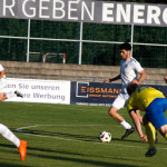 Auf geht's, Pirnaer Jungs! Der VfL mit Moritz Keller treibt den Ball im Mittelfeld. Foto: Marie Grasse