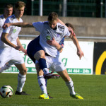 Schwer zu bremsen! VfL-Leistungsträger Alexander Kaiser löst sich aus der Umklammerung seines Gegenspielers. Foto: Marie Grasse