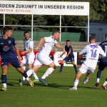 Im Verbund den Gegner aus der eigenen Hälfte drängen - das ist die Aufgabe der VfL-Defensive um Marco Fischer (Mi.). Foto: Marie Grasse