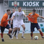 Zupacken oder Trikottest? VfL-Mittelfeldspieler Moritz Hahn geht intensiv zur Sache. Foto: Torsten Schwalm (www.torsie.de/borea)